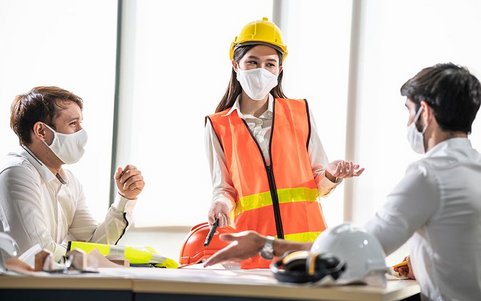 Diskussion für Fehlerkultur von Drei Mitarbeitenden